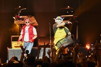 うまい棒をフロアに投げるザ・リーサルウェポンズ。