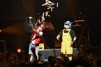 うまい棒を撒くザ・リーサルウェポンズ。