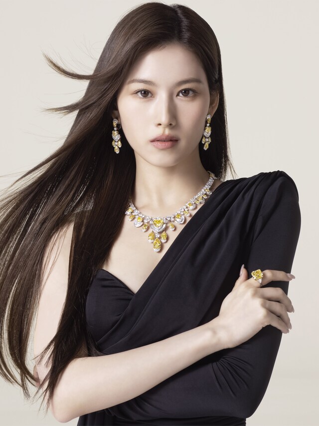 グラフのイエローダイヤモンド ハイジュエリーコレクションを着用したサナ（TWICE）。