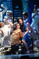 左から安田章大、咲妃みゆ。