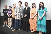 映画「ヒッチハイク」公開記念舞台挨拶の様子。