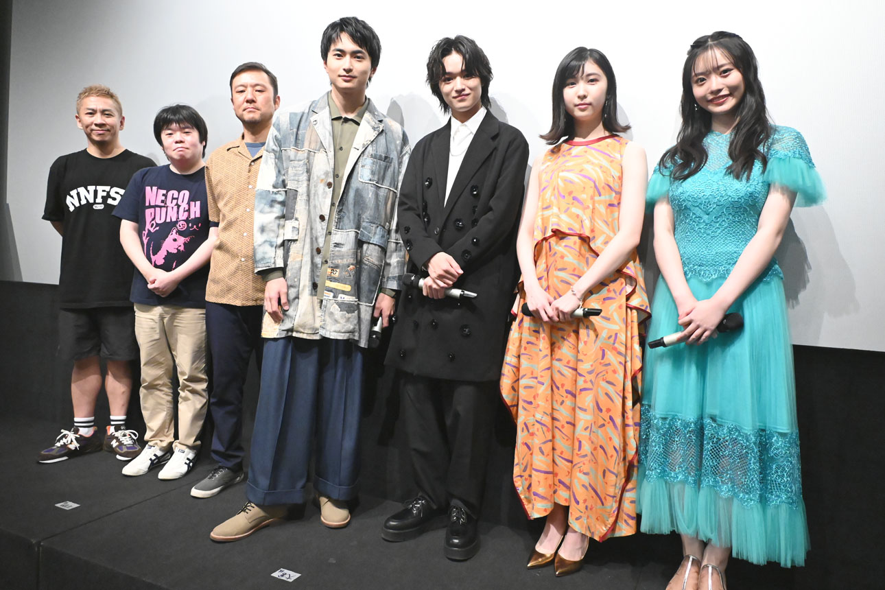 映画「ヒッチハイク」公開記念舞台挨拶の様子。