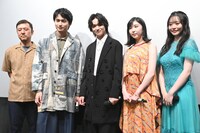 映画「ヒッチハイク」公開記念舞台挨拶の様子。