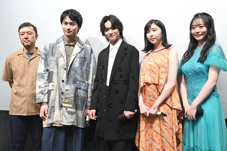 映画「ヒッチハイク」公開記念舞台挨拶の様子。