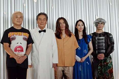 左から金守珍、風間杜夫、安田章大、咲妃みゆ、三宅弘城。