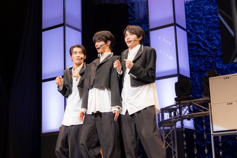 電車のドア（武藤潤と小泉光咲）に挟まれた吉澤要人。（撮影：米山三郎）