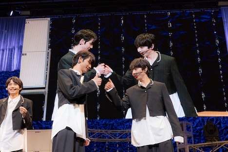 別れ際のハンドシェイクを再現する吉澤要人と長野凌大。（撮影：米山三郎）