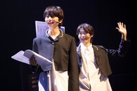 朗読劇の様子。手前から長野凌大、小泉光咲。（撮影：米山三郎）