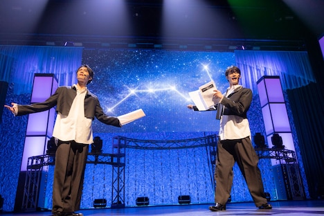 朗読劇の様子。左から武藤潤、吉澤要人。（撮影：米山三郎）