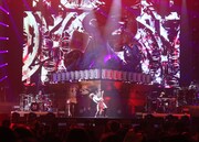 ギターをかき鳴らすめいちゃん。