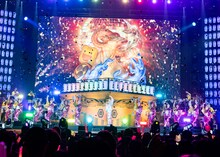 「525（めいにこ）サンバ」を踊るめいちゃん（中央）。