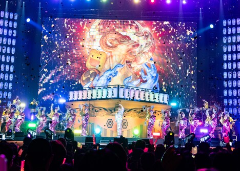 「525（めいにこ）サンバ」を踊るめいちゃん（中央）。