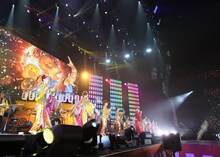 「525（めいにこ）サンバ」を踊るめいちゃん（中央）。