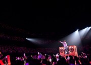 トロッコに乗り「君は薔薇より美しい」を熱唱するめいちゃん。