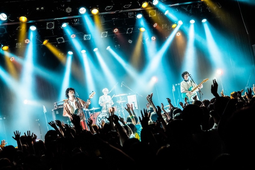 おいしくるメロンパンのライブの様子。