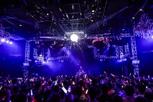 RAM RIDERによるDJパフォーマンスとミラーボールの光で彩られた東京・新宿ReNYのフロア。（撮影：笹森健一）