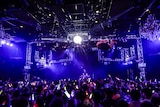 RAM RIDERによるDJパフォーマンスとミラーボールの光で彩られた東京・新宿ReNYのフロア。(撮影:笹森健一)