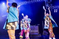 法被姿で光るうちわを持ってパフォーマンスするAMEFURASSHI。（撮影：笹森健一）