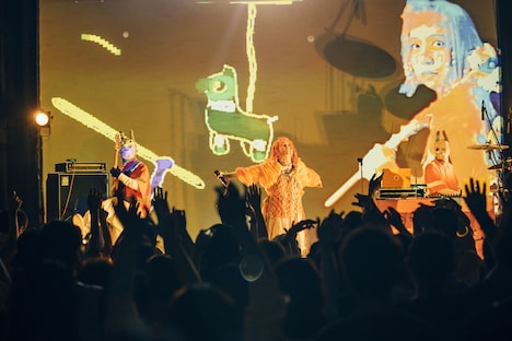 「カメレオン・ライム・ウーピーパイ 1ST ONE-MAN LIVE “Orange”」東京公演の様子。（撮影：横山マサト）
