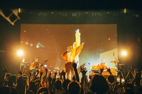 「カメレオン・ライム・ウーピーパイ 1ST ONE-MAN LIVE “Orange”」東京公演の様子。（撮影：横山マサト）