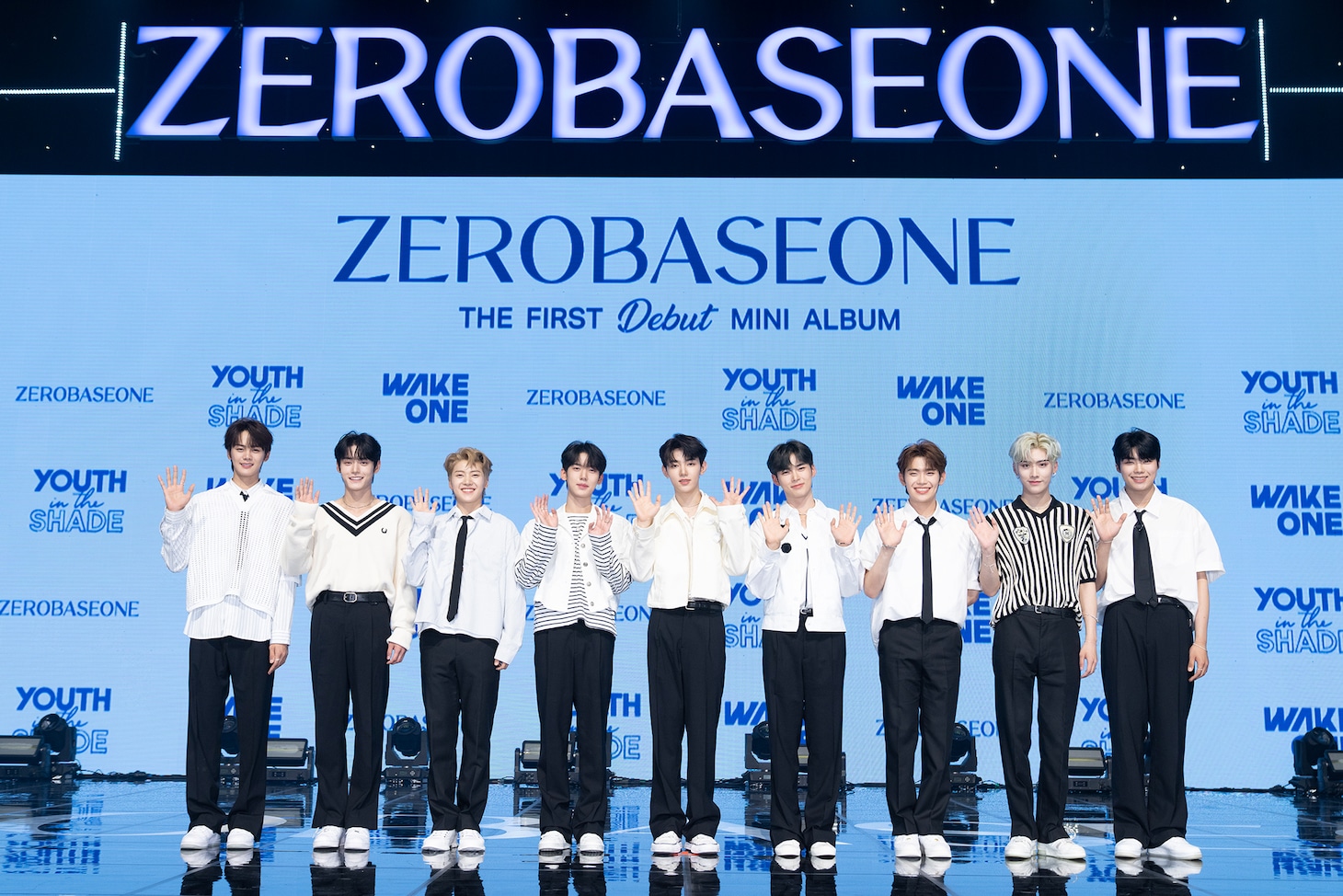 手を振るZEROBASEONE。 (c)WAKEONE