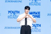 ハートを作るパク・ゴヌク。 (c)WAKEONE