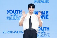 両手を振るパク・ゴヌク。(c)WAKEONE