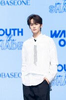 メンバー随一のスタイルを誇るキム・ギュビン。(c)WAKEONE