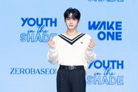 バリエーション豊富なポージングで司会を驚かせたキム・ジウン。(c)WAKEONE