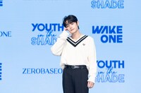 ハートを作るキム・ジウン。 (c)WAKEONE