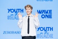 両手を振るソク・メテュー。 (c)WAKEONE