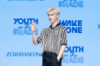 手を振るリッキー。 (c)WAKEONE