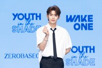 控えめにハートを作るキム・テレ。 (c)WAKEONE