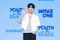 手を振るユジン。 (c)WAKEONE