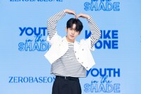 大きなハートを作るハン・ユジン。(c)WAKEONE