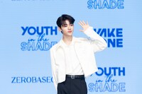 手を振るチャン・ハオ。(c)WAKEONE