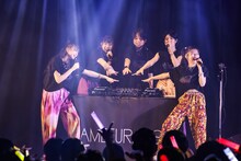 「Staring at You」を披露するAMEFURASSHIとRAM RIDER。（撮影：笹森健一）