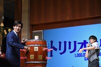 樽に剣を刺す目黒蓮（Snow Man）と、それを見守る佐野勇斗（M!LK）。