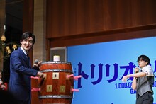 樽に剣を刺す目黒蓮（Snow Man）と、それを見守る佐野勇斗（M!LK）。