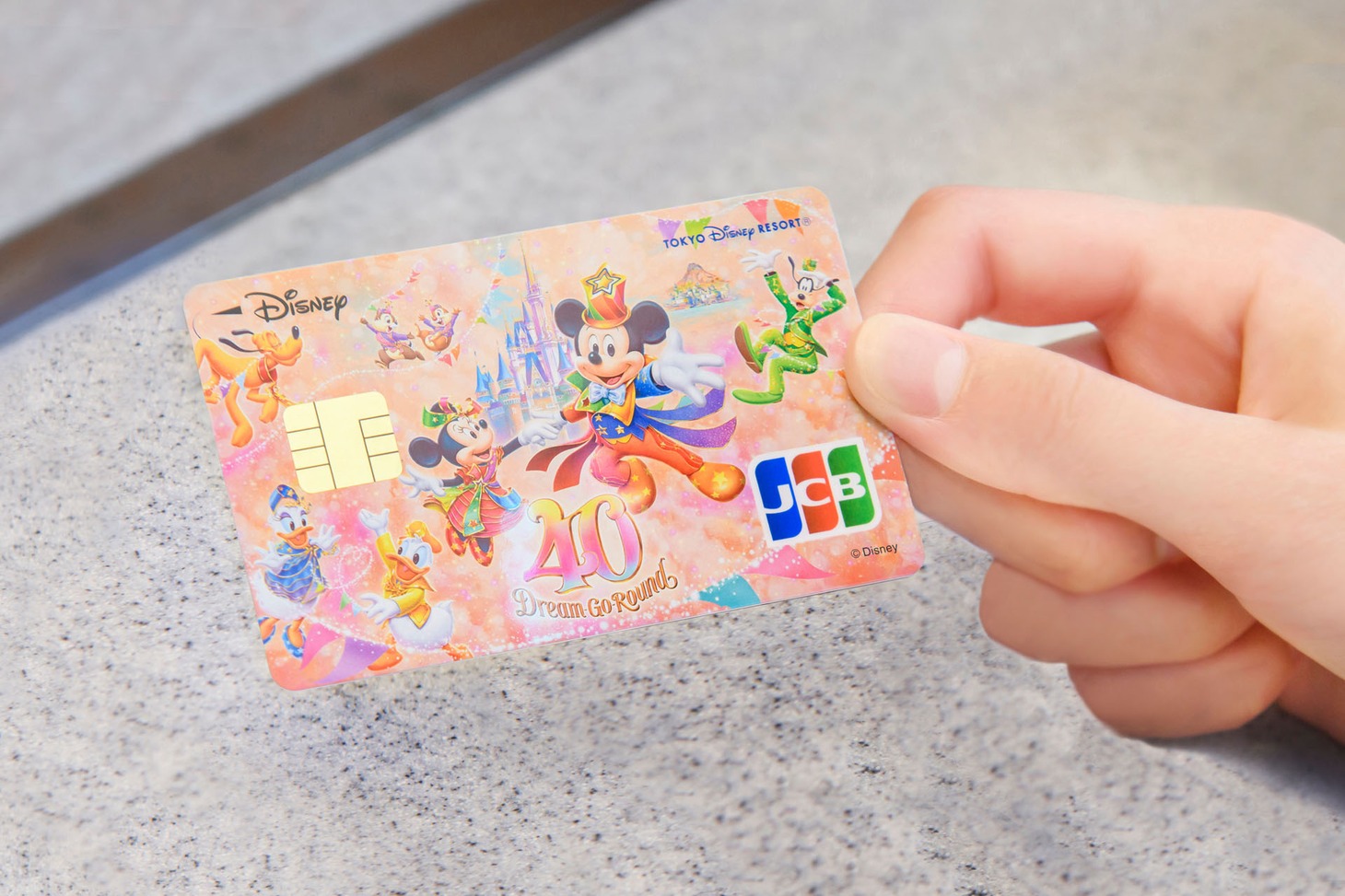 「ディズニー★JCBカード」新CMより。(c)Disney
