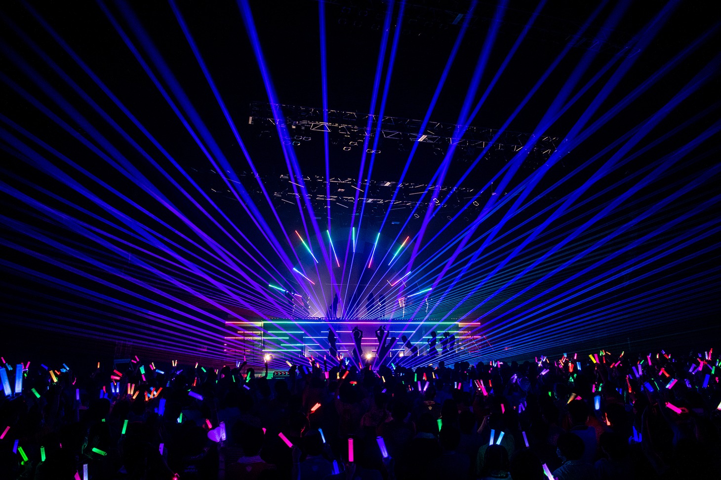 レーザーが飛び交うTOKYO DOME CITY HALL。