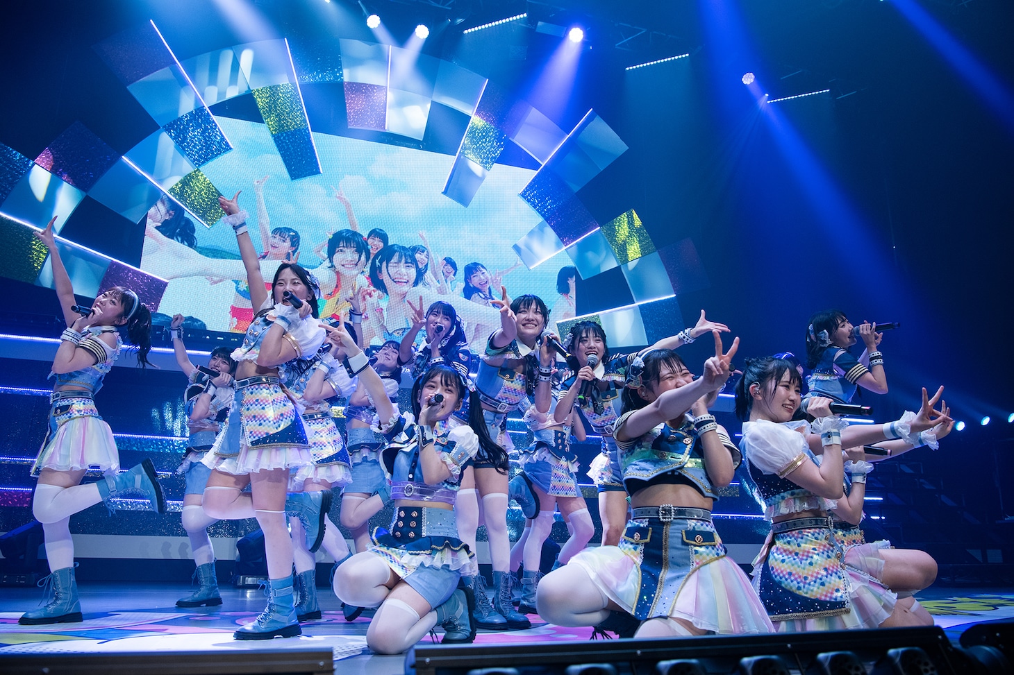 新曲「マイレージラブサマー」を披露する虹コン。
