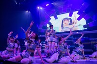 新曲「マイレージラブサマー」を披露する虹コン。