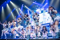 新曲「マイレージラブサマー」を披露する虹コン。