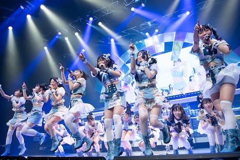 新曲「マイレージラブサマー」を披露する虹コン。