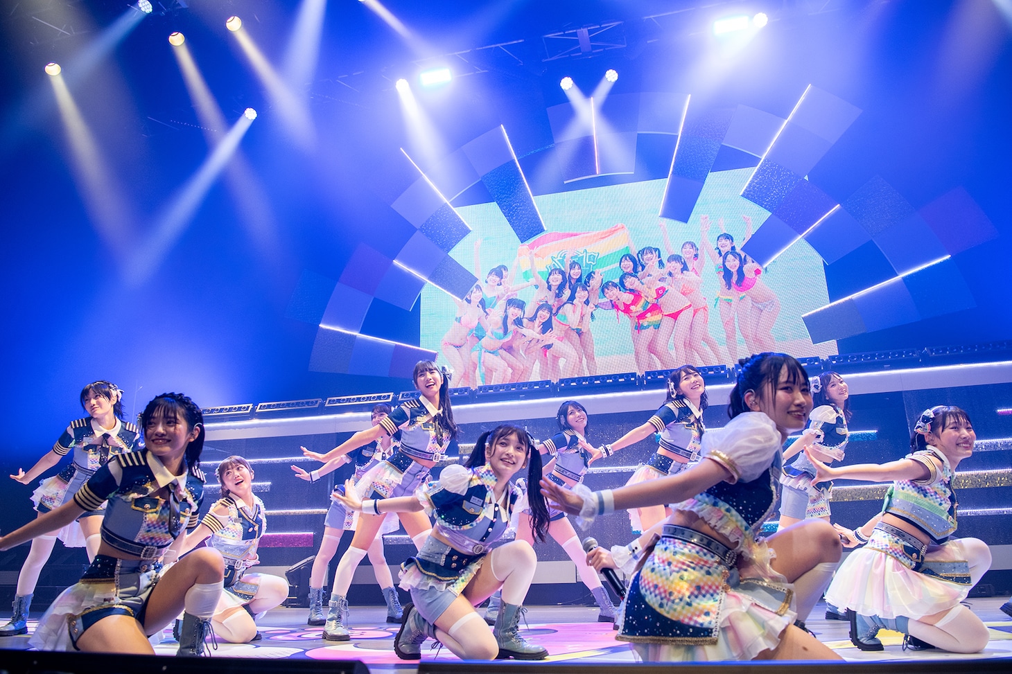 新曲「マイレージラブサマー」を披露する虹コン。