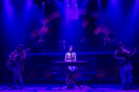 生演奏を加えて「奇跡100％」を披露する虹コン。