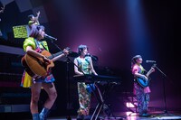 生演奏を披露する原田珠々華、隈本茉莉奈、澤村光彩（左から）。