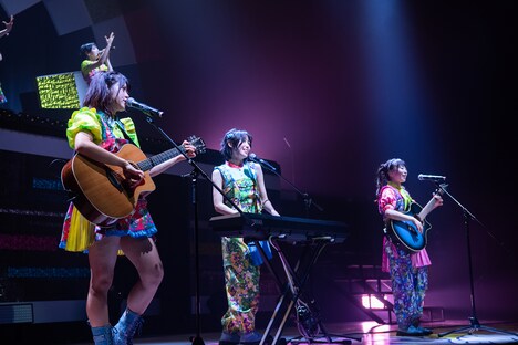 生演奏を披露する原田珠々華、隈本茉莉奈、澤村光彩(左から)。