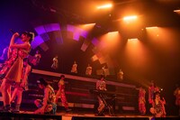 生演奏を加えて「夢の輪郭」を披露する虹コン。